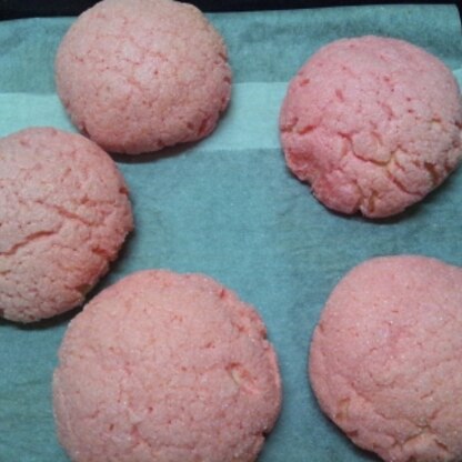 食紅でピンクメロンパンにしてみました(^-^)また作ります